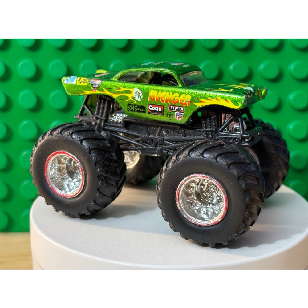 Hot Wheels Monster Jam Avenger Green 2003 Freestyle Champion Diecast Truck 1:64